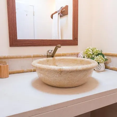 Luxury Camelia. Mountains, Golf, Horses, Levada Walks. Villa Santo Antonio da Serra