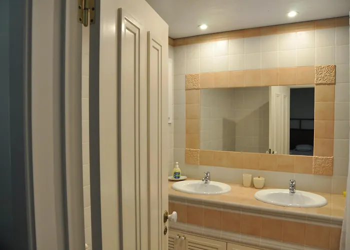 Luxury Camelia. Mountains, Golf, Horses, Levada Walks. Villa Santo Antonio da Serra